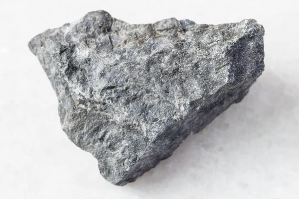 Zbliżenie Próbki Naturalnego Minerału Kolekcji Geologicznej Niepolerowany Szary Bazaltowy Kamień — Zdjęcie stockowe