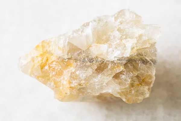 Zbliżenie Próbki Minerałów Naturalnych Kolekcji Geologicznej Niepolerowana Skała Fluorytowa Białym — Zdjęcie stockowe