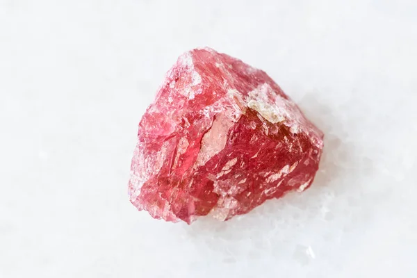 Jeolojik Koleksiyondaki Doğal Mineralin Yakın Plan Örneği Cilalanmamış Rhodonite Kristali — Stok fotoğraf