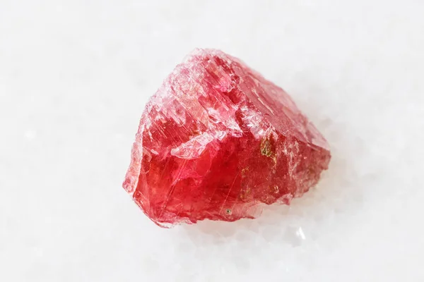 Zbliżenie Próbki Naturalnego Minerału Kolekcji Geologicznej Szorstki Kryształ Rodonitowy Białym — Zdjęcie stockowe