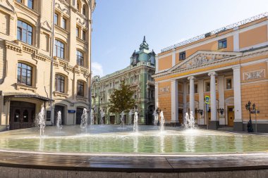 MOSCOW, RUSSIA - SEPTEMBER 27, 2020: Birzhevaya (Borsa) Meydanı yakınlarındaki Federal Hazine ve Ticaret ve Sanayi Odası İlyinka Caddesi 'ndeki Su Rublesi