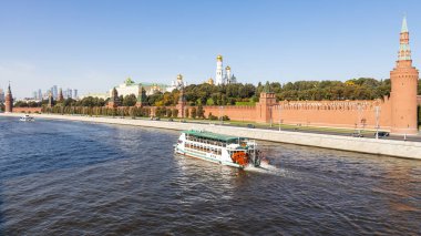 MOSCOW, RUSSIA - SEPTEMBER 27, 2020: güneşli bir sonbahar gününde Bolşoy Moskvoretsky Köprüsü 'nün setinde, Kremlin duvarları yakınında gezinti teknesi ile Moskva Nehri' nin panoramik manzarası