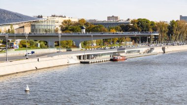 MOSCOW, RUSSIA - SEPTEMBER 27, 2020: Güneşli sonbahar gününde Bolshoy Moskvoretsky Köprüsü 'nden gelen Moskva nehri ve Zaryadye Peyzaj Parkı üzerindeki yüzen köprüyle panoramik manzara