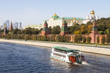 MOSCOW, RUSSIA - SEPTEMBER 27, 2020: Güneşli sonbahar gününde Bolşoy Moskvoretsky Köprüsü 'nden Kremlin Embankment yakınlarındaki Moskva nehri kıyısındaki keşif botu manzarası