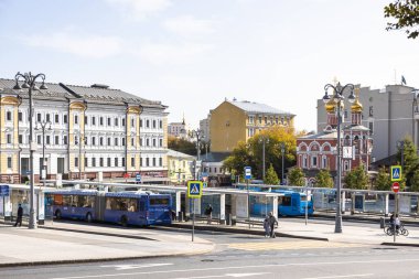 MOSCOW, RUSSIA - SEPTEMBER 27, 2020: Moskova 'nın Slavyanskaya Meydanı' ndaki Kitay-Gorod Otobüs Terminali 'ndeki halk ve şehir otobüslerinin görüntüsü