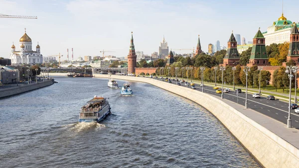 莫斯科 俄罗斯 2020年9月27日 阳光明媚的秋日 莫斯科城市与莫斯科河 克里姆林宫 基督大教堂的全景 — 图库照片