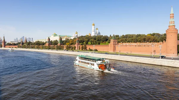 Moscow Rússia Setembro 2020 Vista Panorâmica Rio Moskva Com Barco — Fotografia de Stock