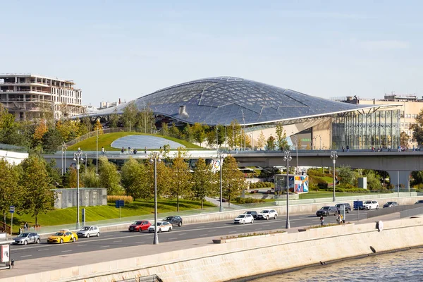 モスクワ ロシア 2020年9月27日 モスコルトスカヤ近くのザリアディ景観公園を見る晴れた秋の日にボルショイ モスコルトスキー橋からモスクワ川の堤防 — ストック写真