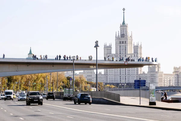 Moscow Russia September 2020 View Moskvoretskaya Embankment Floating Bridge Tourists — Stock Photo, Image