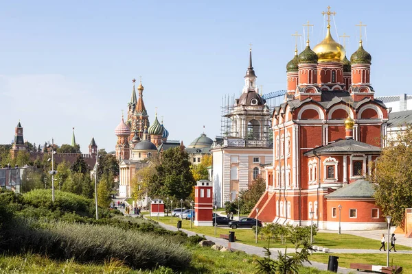 Moskau Russland September 2020 Touristen Spazieren Einem Sonnigen Septembertag Stadtpark — Stockfoto