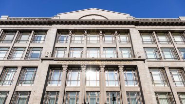 Rusya Federasyonu Maliye Bakanlığı 'nın Moskova' da güneşle aydınlatılmış ön manzarası. Cephedeki yazının çevirisi - Rusya Federasyonu Maliye Bakanlığı