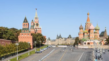 Kızıl Meydan 'dan Vasilevsky Descent ve Kremlin Kulesi' nin ve Moskova 'daki Kutsal Katedral Vasily' nin üzerinde güneşli bir sonbahar gününde Bolşoy Moskvoretsky Köprüsü 'nden