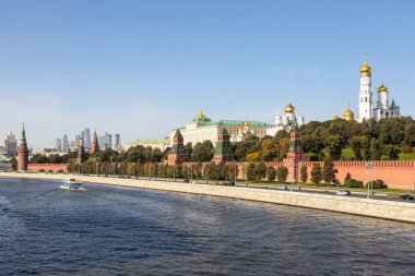 Güneşli sonbahar gününde Bolşoy Moskvoretsky Köprüsü 'nden Moskva Nehri' nin Kremlin setinin manzarası