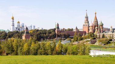Kremlin 'in güneşli Eylül gününde Zaryadye şehir parkından panoramik görüntüsü