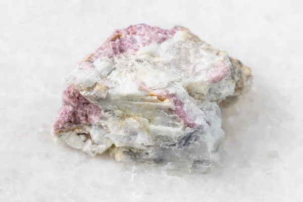 Jeolojik Koleksiyondaki Doğal Mineral Örneklerinin Makro Fotoğrafçılığı Beyaz Mermer Arka — Stok fotoğraf