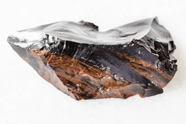 Makrovalokuvaus Geologisen Kokoelman Luontaisesta Mineraalinäytteestä Kiillottamaton Mahonki Obsidian Vulkaaninen Lasi — kuvapankkivalokuva