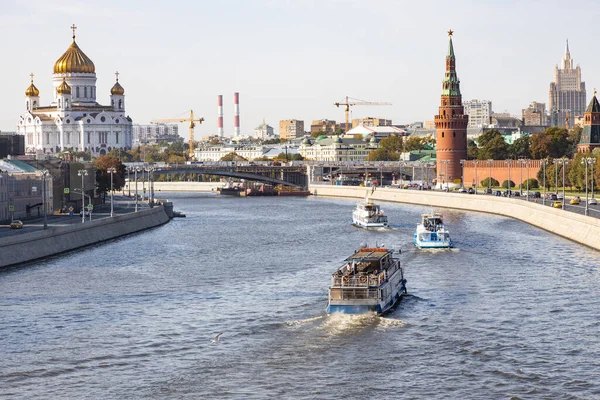 Moskva Nehri Kremlin Kulesi Ndeki Gezi Tekneleri Kurtarıcı Katedrali Güneşli — Stok fotoğraf