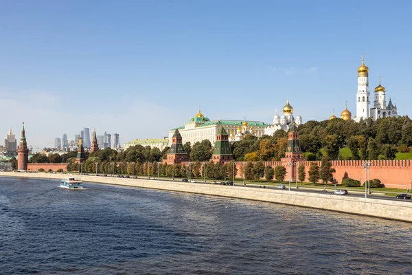 Вид Кремлівський Насип Річки Москова Великого Моста Сонячний Осінній День — стокове фото