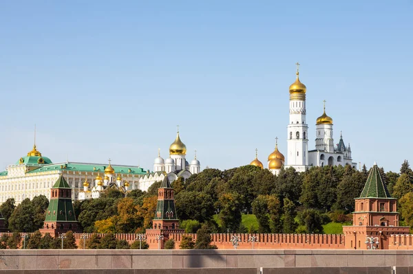Över Kreml Katedraler Moskva Stad Från Bolsjoj Moskvoretsky Bridge Solig — Stockfoto
