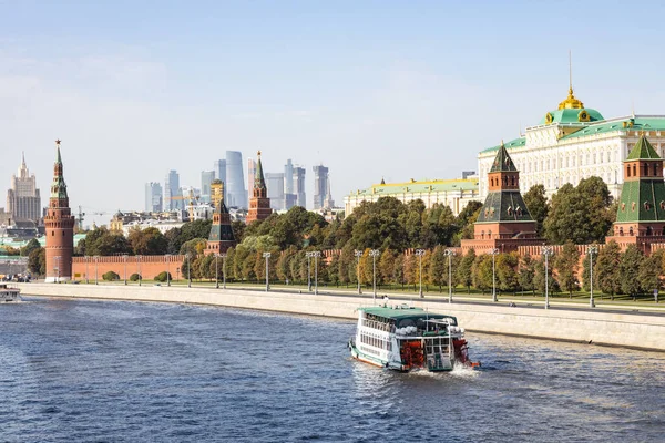 Barco Río Moskva Cerca Del Kremlin Vista Moscú Ciudad Rascacielos —  Fotos de Stock