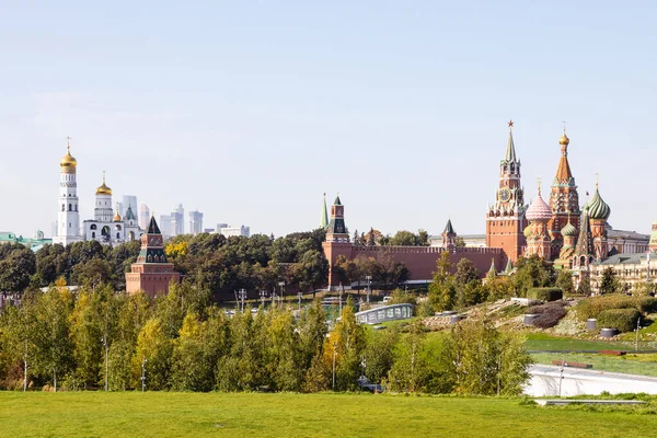 Vista Del Kremlin Desde Zaryadye Paisaje Parque Público Urbano Soleado —  Fotos de Stock