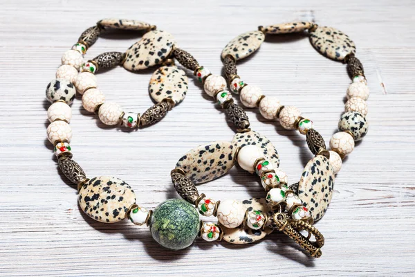 Collier Artisanal Enchevêtré Cabochons Aplite Perles Verre Boule Serpentinite Verte — Photo