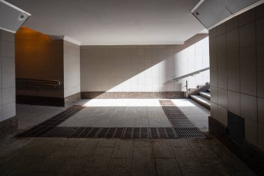 Yeraltı geçidi Moskova 'da güneşle aydınlanıyor.