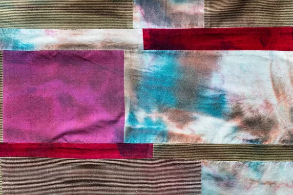 Textiler Hintergrund Handgenähtes Patchworktuch Aus Samtstoff Und Handkolorierten Batikteilen — Stockfoto