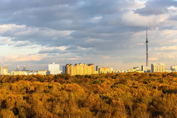 Parque Urbano Barrio Residencial Horizonte Iluminado Por Sol Otoño Puesta —  Fotos de Stock