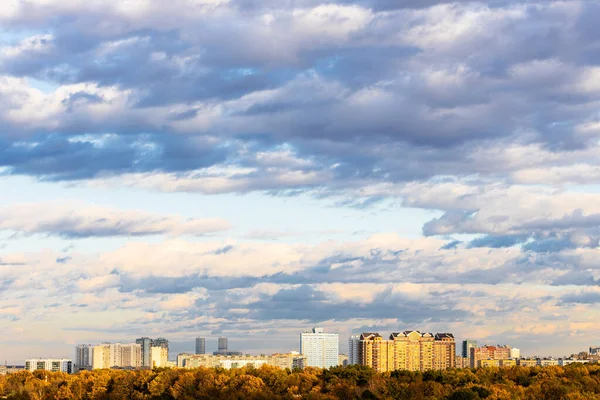 Blauwe Hemel Met Lage Donkerblauwe Wolken Boven Stedelijk Park Residentiële — Stockfoto