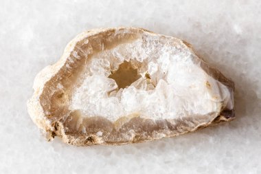 Beyaz mermer zemin üzerinde kuvars dolu saf jeot katmanı örneği yakın plan