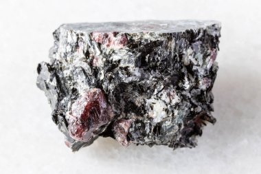 Rusya, Karelia 'dan gelen beyaz mermer arka planda kayalarda ham kırmızı almandin yakut örnekleri.