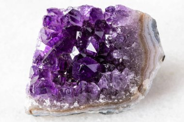 Rusya 'dan yaklaşan beyaz mermer arka planda bulunan ametist mineral kristallerinin ham jeot örneği