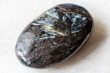 Grönland yakınlarındaki beyaz mermer arka planda cilalanmış nuummite taşı örneği.