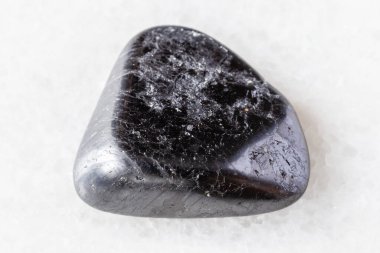 Rusya, Güney Urallar 'dan yakın plan beyaz mermer üzerine devrilmiş ilmenit minerali örneği