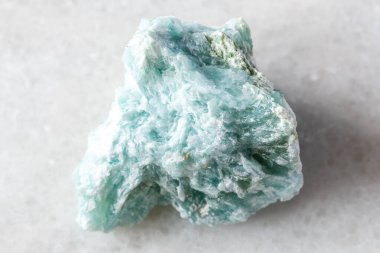 Beyaz mermer arka planda ham brüt mineral örneği. Orta Urallar, Rusya 'dan.