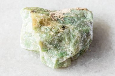 Beyaz mermer zemin üzerinde rodingite kaya örneği Kazakistan 'dan yakın plan