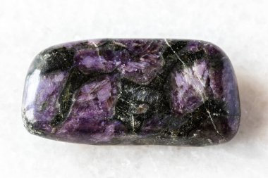 Rusya 'nın Kola Yarımadası yakınlarındaki beyaz mermer arka planda cilalanmış kataranskite minerali örneği