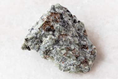 Khibiny, Kola Yarımadası, Rusya yakınlarındaki beyaz mermer zemin üzerinde sfenli ve feldspat kayası olan ham nephelin örneği