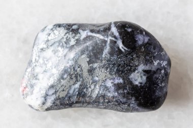 Kırgızistan 'dan yakın plan beyaz mermer üzerine cilalanmış antimonit minerali örneği