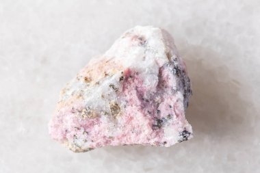 Colorado, ABD 'den yakın plan beyaz mermer üzerinde ham pyroxmangite kaya örneği