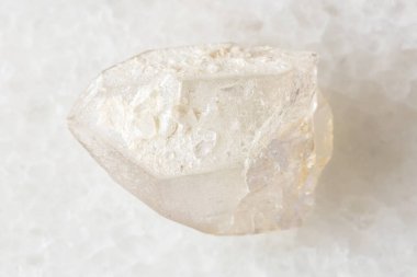 Beyaz mermer zemin üzerinde ham kaya kristali örneği. Rusya, Bashkiria 'dan yakın plan.