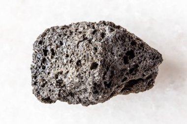 Beyaz mermer zeminde pürüzlü kaya örneği. Sicilya, İtalya 'dan yakın plan.