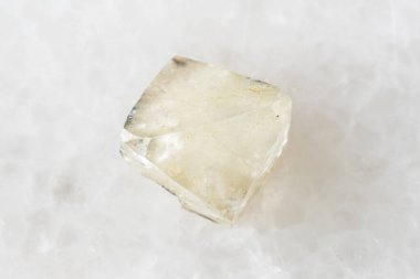 Rusya, Transbaikalia 'dan yakın plan beyaz mermer üzerinde kaba topaz kristali örneği