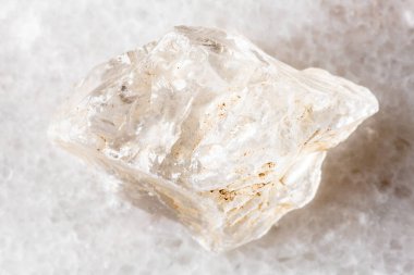 Beyaz mermer arka planda kaba kaya kristal minerali örneği yakın plan