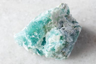 Rusya, Orta Urallar 'dan yakın plan beyaz mermer üzerine kaba brüt mineral örneği