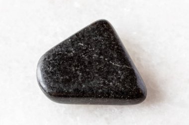 Rusya, Karelia 'dan yakın mesafeden cilalanmış Dolerite rockon beyaz mermer örneği