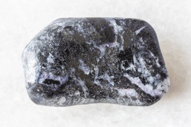 Kırgızistan 'dan yakın plan beyaz mermer üzerine cilalanmış stibnit mineral örneği