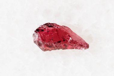 Beyaz mermer zemin üzerinde ham pyrope kristali örneği Tanzanya 'dan yakın çekim