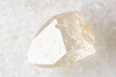 Rusya 'nın başkenti Bashkiria' da beyaz mermer arka planda kaba kaya kristali örneği